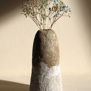 Piccolo vaso in cartapesta. Vaso in carta riciclata stile Wabi sabi per fiori secchi e artificiali. Simpatico regalo fatto a mano per la persona amata.