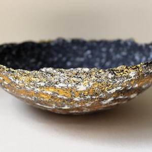 Ciotola in cartapesta vecchio stile color oro antico. Piatto decorativo in carta riciclata. Decorazione per il soggiorno. Regalo di papmache fatto a mano.