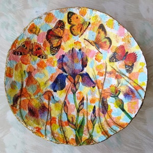 Piatto di cartapesta con diaframma e decoupage a farfalla. Carta riciclata prodotta artigianalmente in pasta di cartapesta. Il miglior regalo per la mamma. Opere d'arte uniche.