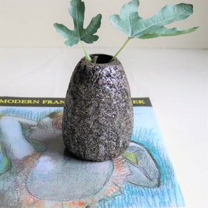 Un grazioso piccolo vaso in cartapesta dorata in stile rustico. Vaso di ispirazione vintage in pasta di carta riciclata per piante essiccate o artificiali.