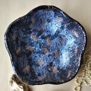 Ciotola decorativa in cartapesta con glitter dorati. Opere d'arte uniche in carta riciclata. Regalo per il primo anniversario di matrimonio. Piatto di pasta di carta.