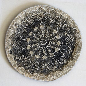 Piatto in cartapesta con rilievo coperta all'uncinetto, piatto etnico in carta riciclata. Vassoio in polpa di cartapesta con decoro etnico.