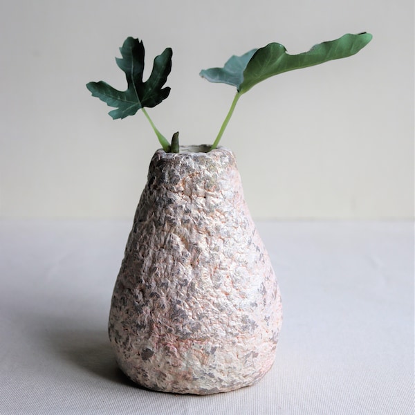 Un mignon petit vase en papier mâché beige de style rustique. Récipient inégal en papier recyclé décoratif.