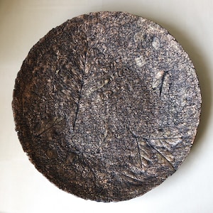 Grande piatto in bronzo in cartapesta con foglie in rilievo. Decorazione decorativa per la casa in carta riciclata. Papmache fatta a mano, regalo di inaugurazione della casa.