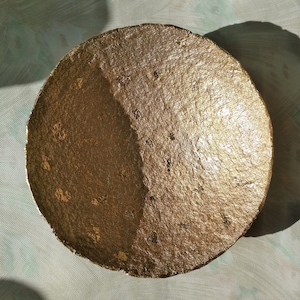 Vaso di cartapesta golden con macchie. Centrotavola in pasta di cartapesta. Opere d'arte uniche in carta riciclata. Grande ciotola decorativa. Simpatico regalo per la festa della mamma