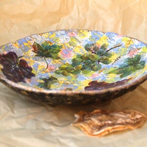 Fruttiera decorativa in cartapesta con decoupage di uva. Piatto unico in carta riciclata. Regalo in cartapesta fatto a mano. Decorazione artigianale per il soggiorno
