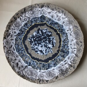 Piatto da parete in cartapesta nei toni del nero e del grigio con motivo floreale. Decorazione d'interni in carta riciclata. Opera d'arte sostenibile.