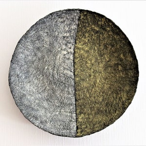 Piatto decorativo da parete in cartapesta con felce in argento e oro. Decorazione per la casa in polpa di carta riciclata. Opera d'arte unica.