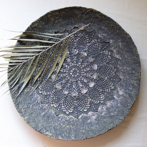 Grande piatto di cartapesta nero e oro con un ornamento nazionale. Ciotola decorativa in cartapesta riciclata per un interno sofisticato.