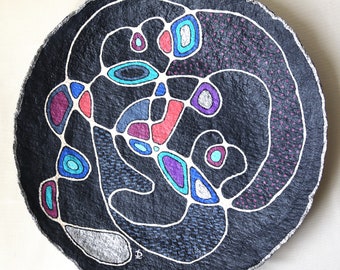 Großer Pappmaché-Teller mit farbenfrohem abstraktem Liniendesign. Dekoratives Innendekor aus recyceltem Papier. Handgemachtes Geschenk aus Pappmache.