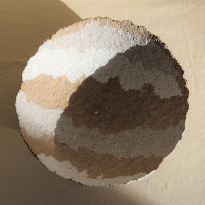 Ciotola in cartapesta non verniciata con fasce di cartapesta a tre colori. Vaso in carta riciclata. Arte Wabi Sabi.