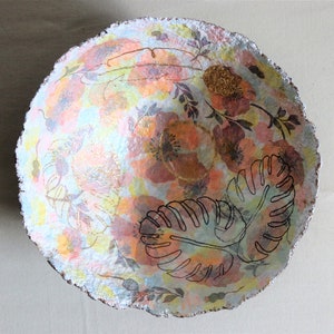 Ciotola in cartapesta con decoupage floreale arancione e fondo scuro con glitter dorati. Contenitore per gioielli in pasta di cartapesta riciclata. Arredamento unico per la casa.