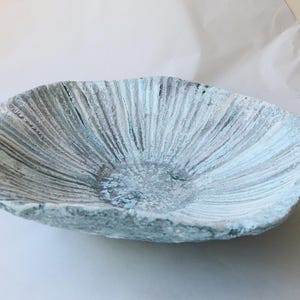 Kustformad papmaché-skål | Handgjord snäckskalsinspirerad havsdekoration | Wabi Sabi-bordsdekoration