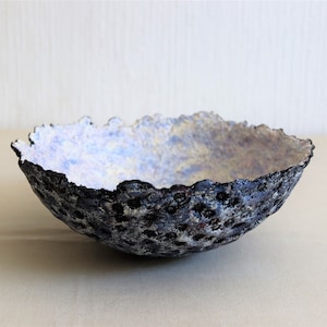 Ciotola di cartapesta in stile natalizio. Piatto decorativo in blu scuro con interno azzurro. Recipiente in polpa di carta riciclata. Ottimo regalo di Natale.