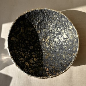 Ciotola in cartapesta con motivo dorato e bordo dorato. Piatto unico per gioielli in pasta di carta. Regalo di anniversario. Piatto in carta riciclata.