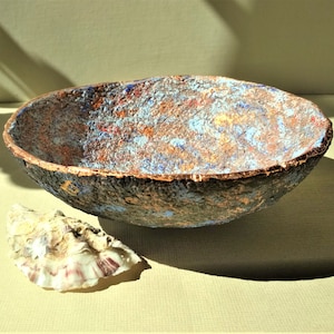Ciotola decorativa in cartapesta con bordo in bronzo. Un po' di blu mare, il tramonto arrossisce... per un interno sofisticato. Opere d'arte in carta riciclata.