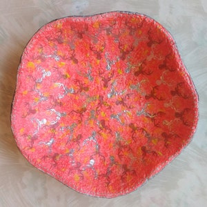 Ciotola di macis di carta rossa con cervo d'argento. Arredamento interno in carta riciclata. Prodotto di design per un interno sofisticato. Regalo per un amante dell'arte.