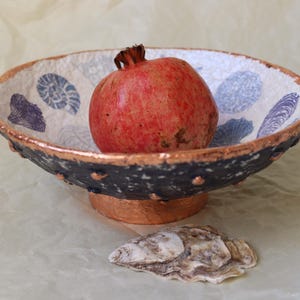 Ciotola di cartapesta con conchiglie e bordo e pois in bronzo. Decorazione per la casa sostenibile in carta riciclata. Creazione fatta a mano. Regalo di Natale per la persona cara.