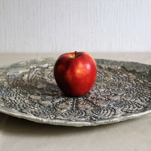 Piatto grande in cartapesta con decoro etnico. Opere d'arte in carta riciclata grigio perla. Vassoio per pasta di carta.