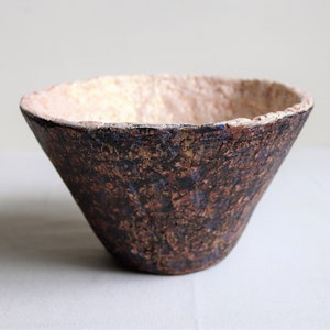 Ciotola conica in cartapesta con fondo marrone-blu e interno dorato chiaro. Vaso in carta riciclata in stile rustico. La seconda vita della carta.