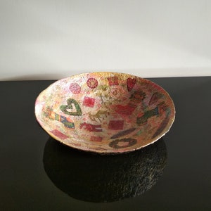 Piatto natalizio in cartapesta con decoupage di cervi e cuori. Ciotola decorativa in pasta di carta fatta a mano. Simpatici centrotavola in carta riciclata.