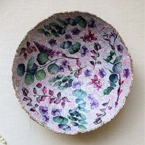 Ciotola di cartapesta con decoupage floreale. Piatto decorativo in carta riciclata con piante viola e verdi. Regalo unico per inaugurazione della casa.