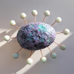 Scultura in cartapesta fatta a mano con amazzonite naturale / Decorazione per la casa sostenibile / Oggetto d'arte ecologico