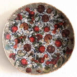 Decorazione murale rotonda in cartapesta con decoupage di melograno e conchiglie. Piatto da parete in carta riciclata colorata.