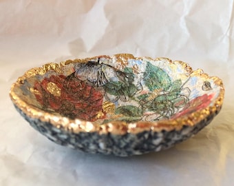 Tigela artesanal em papel machê com decoupage floral e borda dourada | Tigela decorativa de arte