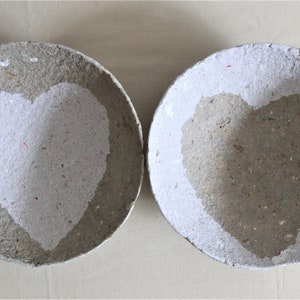 Set di ciotole in cartapesta bicolore con cuori. Regalo di San Valentino. Arte wabi sabi unica in carta riciclata. Vasi decorativi per papmache.