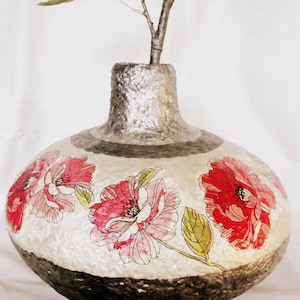 Grande vaso in cartapesta dipinto a mano in stile vintage con decoupage floreale per fiori secchi e artificiali. Decorazione artistica in cartapesta fatta a mano.