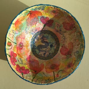 Drago in papaveri rossi Arte fatta a mano decorazione Floreale Stoviglie Frutta ciotola Prato fiore decoupage Bella caramella Carta mache accenti domestici