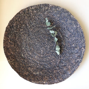 Grande piatto in bronzo in cartapesta con Grande piatto in bronzo con rilievo in pizzo. Decorazioni per interni in carta riciclata. Papmache fatta a mano, regalo di inaugurazione della casa.