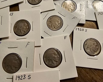 Può includere: Una collezione di monete da cinque centesimi d'argento Buffalo dei primi del Novecento, esposte su cartoncino bianco con l'anno e la marca di zecca stampate su ogni cartoncino. Le monete sono in varie condizioni, alcune più usurate di altre.