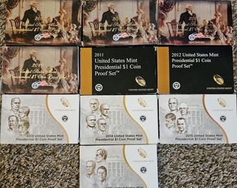 Può includere: Una collezione di set di prova per monete presidenziali da $ 1 della United States Mint dal 2010 al 2016. Ogni set presenta un presidente diverso sulla moneta e un design unico sulla confezione.