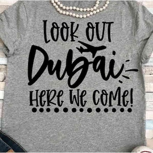 Reizen SVG DXF JPEG Silhouette Cameo Cricut Plane vliegtuig groep vliegtuig Arabisch emiraat luchthaven shirt Familie-uitstapje shirt Kijk uit Dubai here we come