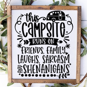 Camping SVG DXF JPEG Silhouette Cameo Cricut Lachen Familie Willkommen auf unserem Campingplatz-Schild läuft auf Kindersarkasmus Shenanigan's Friends Family