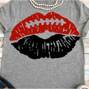 Futebol SVG DXF JPEG Silhueta Cameo Cricut imprimível Futebol ferro em futebol sinal de queda humor Lábios Batom de futebol personalize amor