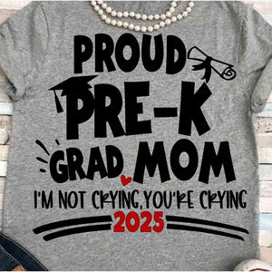 Pre Kinder Mom SVG DXF JPEG Silhouette Cameo Cricut Classe del 2025 asilo orgoglioso piangendo stirare il tuo cappello di laurea magliette di gruppo pre k