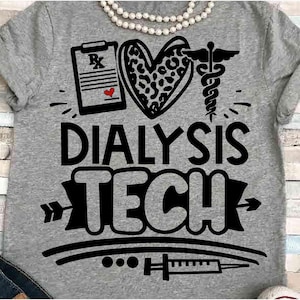 Puede incluir: Camiseta gris con un diseño gráfico negro. El diseño incluye un corazón con estampado de leopardo, un símbolo médico, un bloc de recetas y las palabras "DIALYSIS TECH". También se incluye una jeringa y una flecha.