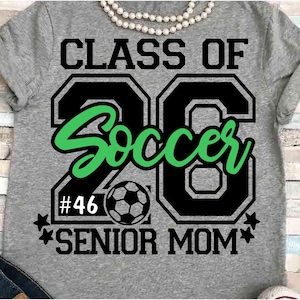 Senior Mom SVG DXF JPEG Silhouette Cameo Cricut Klasse von 2026 Fußball Zeichen Familie Aufbügler Eltern Nacht Abschluss Gruppenshirts Turnier 26