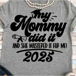 Mamá SVG DXF JPEG Silhouette Cameo Cricut Clase de 2025 Masterizado lo hizo por mí diploma mamá a juego graduación maestría completa Mba