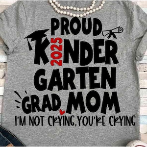 Kinder moeder SVG DXF JPEG Silhouette Cameo Cricut Class of 2025 kleuterschool trots huilen opstrijkbare je afstuderen pet groep shirts pre k