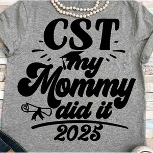 Mama SVG DXF JPEG Silhouette Cameo Cricut Klasse von 2025 chirurgische Technik hat es für mich gemacht Diplom Mama passend Graduierung Zeichen cst gesundheitsfürsorge