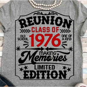 Puede incluir: Una camiseta gris con un diseño gráfico en negro y rojo. El diseño incluye las palabras "REUNION", "CLASS OF 1976" y "MAKING MEMORIES". También se incluyen las palabras "OLD SCHOOL", "ONE OF A KIND" y "LIMITED EDITION".