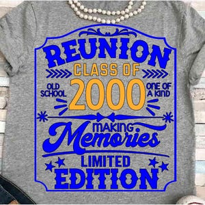 Puede incluir: Camiseta gris con un gráfico azul y naranja. El gráfico dice "REUNION CLASS OF 2000 MAKING MEMORIES LIMITED EDITION". Un collar de cuentas blancas está drapeado sobre la parte superior de la camiseta.