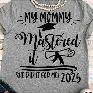 Mama SVG DXF JPEG Sylwetka Cameo Cricut Klasa 2025 Opanowane zrobiło to dla mnie dyplom mama pasująca ukończenie studiów magisterskich kompletny znak