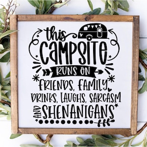 Camping SVG DXF JPEG Silhouette Cameo Cricut risos família Bem-vindo ao nosso letreiro de acampamento roda em bebidas sarcasmo shenanigan's friends fam