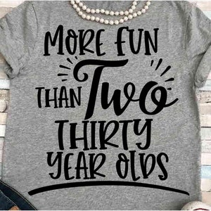 Sechzig SVG DXF JPEG Silhouette Cameo Cricut 60. Geburtstag Türschild Mama Geburtstagsparty Schild Sechziger Geburtstag Mehr Spaß als zwei Dreißigjährige