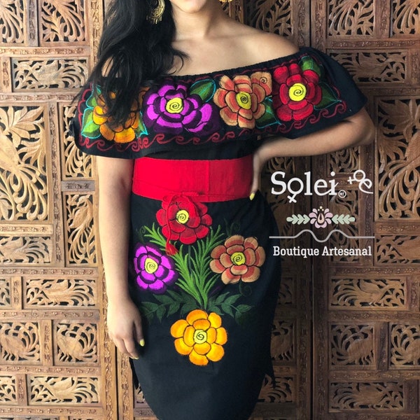 Robe campesino mexicaine. Belle robe à épaules dénudées. Robe mexicaine faite à la main. Robe brodée de fleurs. 5 mai.